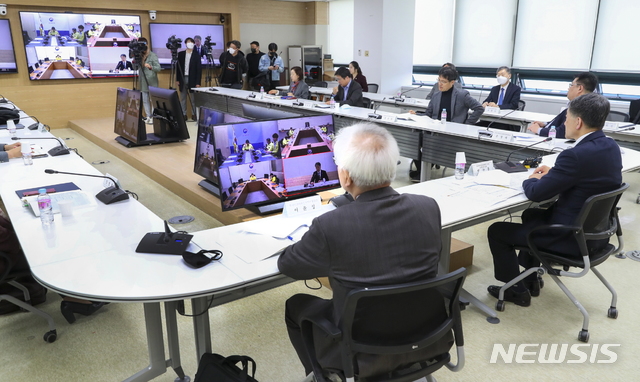 [서울=뉴시스]박능후 보건복지부 장관 겸 중앙재난안전대책본부 1차장이 10일 오전 10시30분 서울 서초구 건강보험심사평가원 별관에서 열린 제1차 생활방역위원회 회의에서 발언하고 있다.(사진=중앙재난안전대책본부 제공) 2020.04.10 photo@newsis.com 