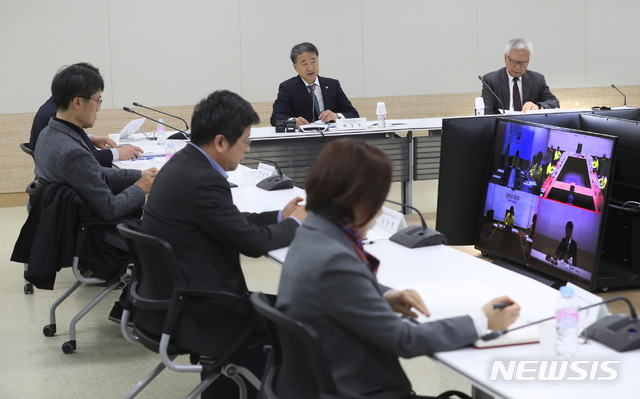 [서울=뉴시스]박능후 보건복지부 장관 겸 중앙재난안전대책본부 1차장이 10일 오전 10시30분 서울 서초구 건강보험심사평가원 별관에서 열린 제1차 생활방역위원회 회의에서 발언하고 있다.(사진=중앙재난안전대책본부 제공) 2020.04.10 photo@newsis.com