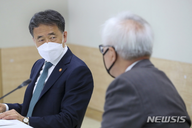 [서울=뉴시스]박능후(왼쪽) 보건복지부 장관 겸 중앙재난안전대책본부 1차장이 10일 오전 10시30분 서울 서초구 건강보험심사평가원 별관에서 열린 제1차 생활방역위원회 회의에서 발언하고 있다.(사진=중앙재난안전대책본부 제공) 2020.04.10 photo@newsis.com