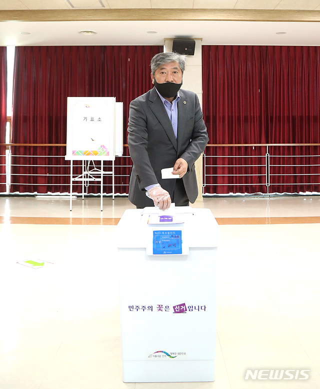 [수원=뉴시스] 이병희 기자 = 송한준(더불어민주당·안산1) 경기도의회 의장이 10일 오전 11시께 안산시 해양동 행정복지센터에 마련된 사전투표소에서 제21대 국회의원 선거 사전투표를 하고 있다. (사진=경기도의회 제공)