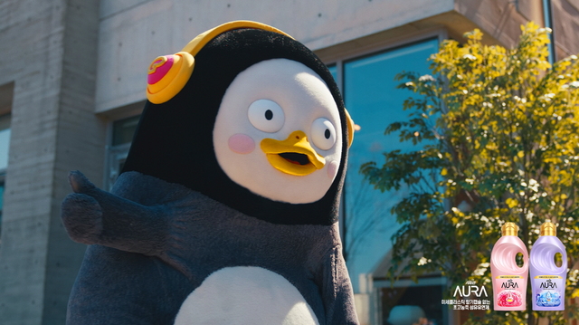 [서울=뉴시스]'펭수'가 모델로 나선 LG생활건강 '샤프란 아우라' TV CF