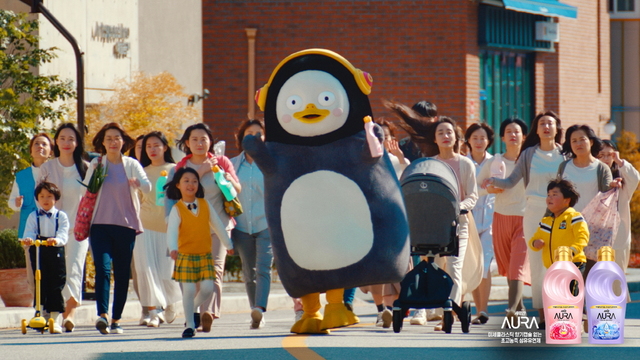 [서울=뉴시스]'펭수'가 모델로 나선 LG생활건강 '샤프란 아우라' TV CF