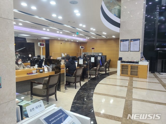 [서울=뉴시스]류병화 기자 = 장 마감을 앞둔 오후 2시께 서울 여의도 투자자산관리센터 모습. 2020.04.08. hwahwa@newsis.com