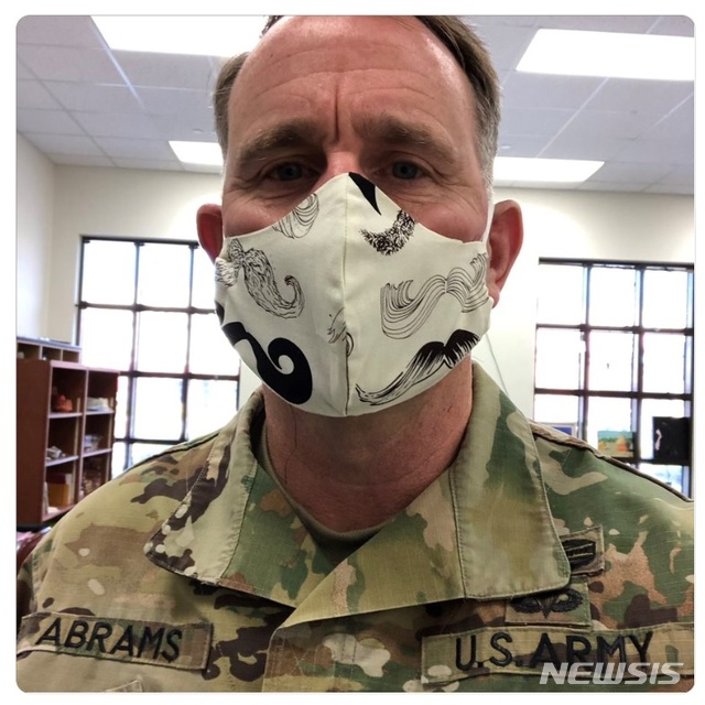 [서울=뉴시스] 마스크 낀 주한미군 사령관. 2020.04.10. (사진=로버트 에이브럼스 사령관 트위터 제공) 