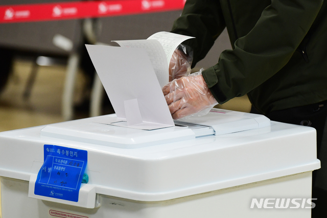 [남해=뉴시스]차용현 기자 = 21대 국회의원 선거 사전투표가 실시된 10일 오전 경남 남해군 남해읍 망운로 화전도서관 1층에 설치된 사전투표소에서 유권자들이 투표를 하고 있다. 2020.04.10. con@newsis.com