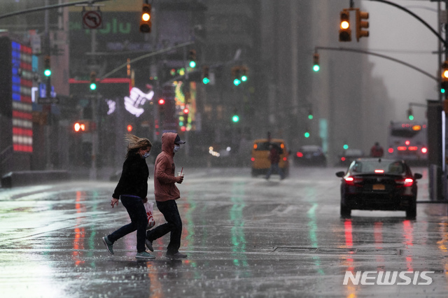 [뉴욕=AP/뉴시스]9일(현지시간) 신종 코로나바이러스 감염증(코로나19)이 확산하는 가운데 한산한 미국 뉴욕 타임스스퀘어의 모습. 2020.04.10.