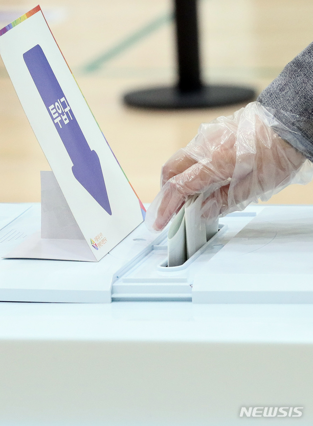 [세종=뉴시스]강종민 기자 = 제21대 국회의원 선거 사전투표일인 10일 오전 세종시 새롬동복지커뮤니티센터에서 한 유권자가 비닐장갑을 낀 채 소중한 한표를 행사하고 있다. 2020.04.10. ppkjm@newsis.com