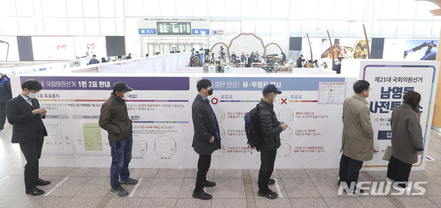 [서울=뉴시스]최진석 기자 = 제21대 국회의원 선거 사전투표 시작일인 10일 오전 서울역에 차려진 남영동 사전투표소에서 유권자들이 사회적 거리두기를 하며 투표를 하고 있다. 사전투표는 선거 당일 투표가 어려운 선거인이 별도의 신고 없이 사전투표 기간 동안 전국 어느 사전투표소에서 투표할 수 있는 제도로 오늘부터 11일까지 진행된다. 2020.04.10.myjs@newsis.com