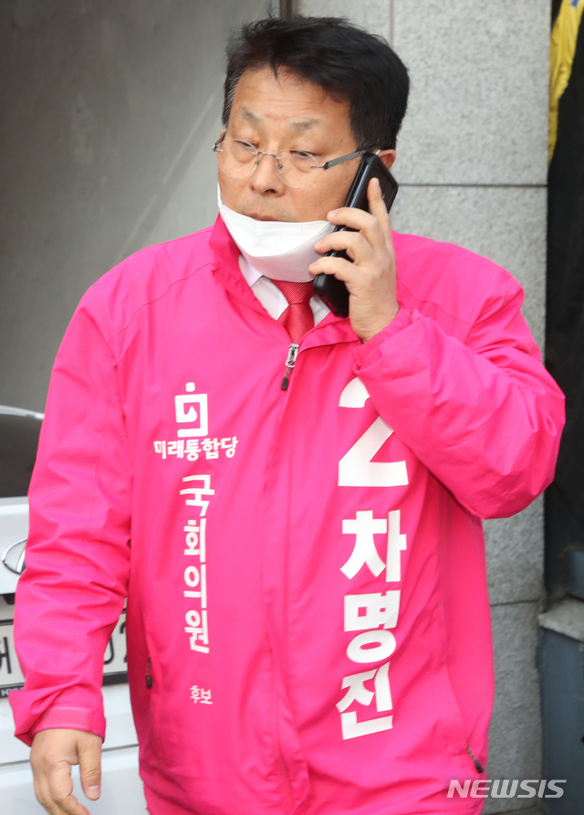 [서울=뉴시스]김명원 기자 = 막말 논란의 경기 부천시병 차명진 후보가 10일 오전 서울 영등포 미래통합당 당사에서 열리는 윤리위원회에 참석하기위해 차에서 내려 전화통화를 하며 들어서고 있다. 2020.04.10. kmx1105@newsis.com