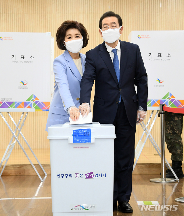[서울=뉴시스] 추상철 기자 = 박원순 서울시장과 부인 강난희씨가 10일 오전 서울 종로구 가회동 사전투표소를 찾아 21대 국회의원선거 사전 투표를 하고 있다. (사진=서울시 제공) 2020.04.10.&nbsp; photo@newsis.com