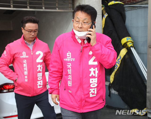 [서울=뉴시스]김명원 기자 = 막말 논란의 경기 부천시병 차명진 후보가 10일 오전 서울 영등포 미래통합당 당사에서 열리는 윤리위원회에 참석하기위해 차에서 내려 전화통화를 하며 들어서고 있다. 2020.04.10. kmx1105@newsis.com