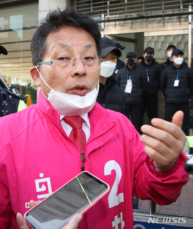 [서울=뉴시스]김명원 기자 = 막말 논란의 경기 부천시병 차명진 후보가 10일 오전 서울 영등포 미래통합당 당사에서 열리는 윤리위원회에 참석하기 위해 당사에 들어서며 기자들의 질문에 답하고 있다. 2020.04.10.&nbsp; kmx1105@newsis.com