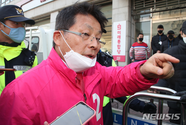 [서울=뉴시스]김명원 기자 = 막말 논란의 경기 부천시병 차명진 후보가 지난 10일 오전 서울 영등포 미래통합당 당사에서 열리는 윤리위원회에 참석하기 위해 당사에 들어서며 기자들의 질문에 답하고 있다. 2020.04.10. kmx1105@newsis.com