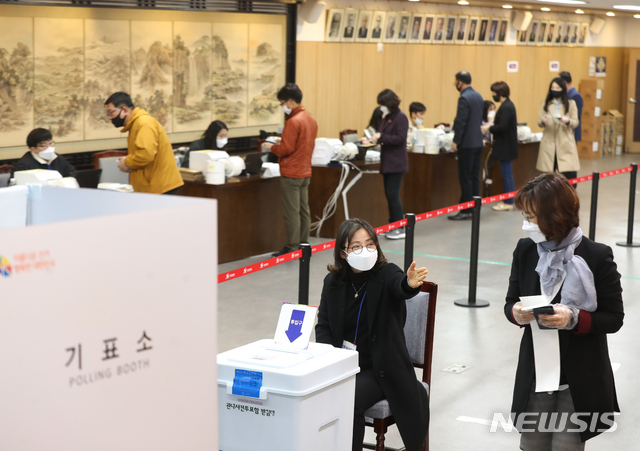 [제주=뉴시스]우장호 기자 = 제21대 국회의원 선거 사전투표 첫날인 10일 오전 제주도의회 의원회관 1층에 마련된 연동투표소에서 유권자들이 투표를 하고 있다. 2020.04.10. woo1223@newsis.com