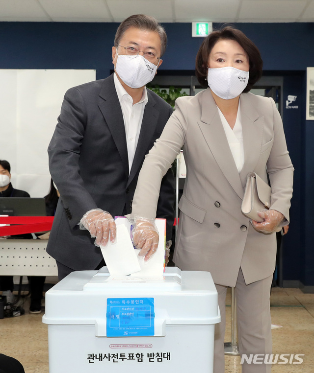 [서울=뉴시스]박영태 기자 = 문재인 대통령과 부인인 김정숙 여사가 제21대 국회의원 선거 사전투표 첫 날인 10일 오전 서울 종로구 삼청동 주민센터에 마련된 사전투표소에서 투표를 하고 있다. 2020.04.10 since1999@newsis.com