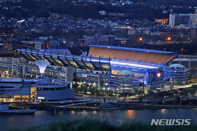 [피츠버그=AP/뉴시스]지난 9일(현지시간) 미 펜실베이니아주 프로미식축구(NFL) 피츠버그 스틸러스의 홈구장인 하인즈 필드가 신종 코로나바이러스 감염증(코로나19)과 싸우고 있는 의료진 및 필수 인력을 기념하기 위해 파란색으로 불을 밝혀 응원하고 있다. 2020.04.16.