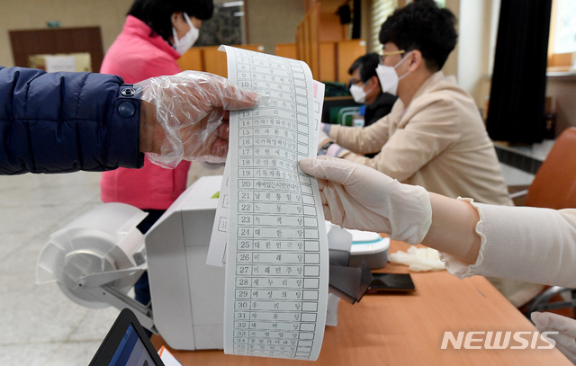 광주=뉴시스] 신대희 기자 = 4·15 제21대 국회의원선거 사전 투표일 첫 날인 10일 오전 광주 북구청 사전투표소에서 유권자가 투표용지를 건네받고 있다. *기사 내용과 직접적인 관련 없음* 2020.04.10. sdhdream@newsis.com
