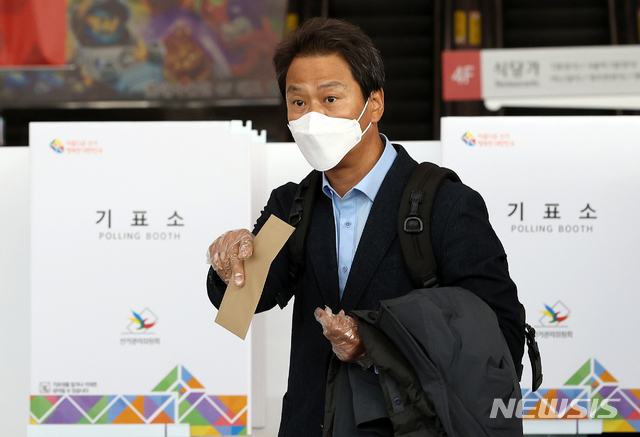 [서울=뉴시스]최진석 기자 = 임종석 전 대통령 비서실장이 제21대 국회의원선거 사전 투표 첫날인 10일 오전 서울역에 마련된 남영동 사전투표소를 찾아 투표를 마친 후 투표함으로 향하고 있다. 2020.04.10. photo@newsis.com