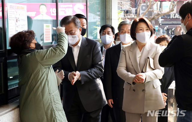 [서울=뉴시스]박영태 기자 = 문재인 대통령과 김정숙 여사가 제21대 국회의원 선거 사전투표 첫 날인 10일 오전 서울 종로구 삼청동 주민센터에 마련된 사전투표소에서 투표를 하기 전 발열체크를 하고 있다. 2020.04.10since1999@newsis.com