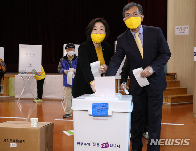 [고양=뉴시스]전진환 기자 = 심상정 정의당 대표와 남편 이승배씨가 10일 오전 경기 고양시 덕양구청에 마련된 사전투표소에서 투표를 하고 있다. 2020.04.10. photo@newsis.com