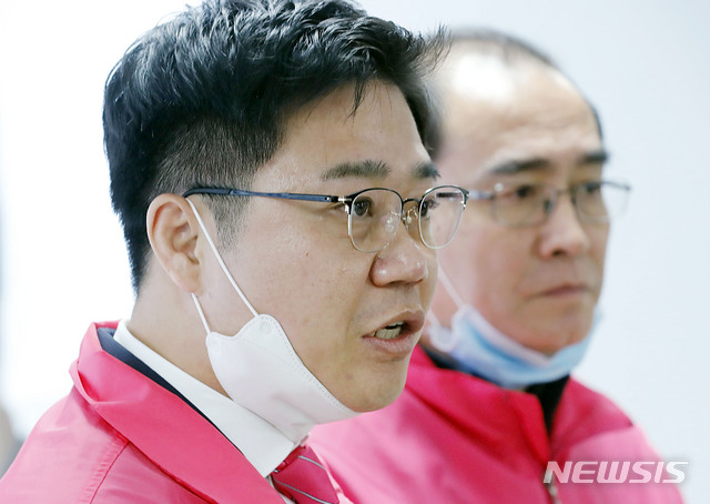 [서울=뉴시스] 최동준 기자 = 제21대 총선 미래한국당 비례대표 지성호(왼쪽) 후보가 10일 서울 강남구갑 미래통합당 태구민(태영호) 후보의 선거사무소를 방문해 태 후보와 면담 후 취재진 질문에 답변하고 있다. 2020.04.10.&nbsp; photocdj@newsis.com