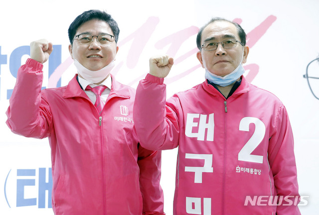 [서울=뉴시스] 최동준 기자 = 제21대 총선 미래한국당 비례대표 지성호(왼쪽) 후보가 10일 서울 강남구갑 미래통합당 태구민(태영호) 후보의 선거사무소를 방문해 태 후보와 면담 후 포즈를 취하고 있다. 2020.04.10.&nbsp; photocdj@newsis.com