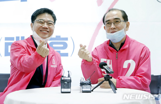 [서울=뉴시스] 최동준 기자 = 제21대 총선 미래한국당 비례대표 지성호(왼쪽) 후보가 지난달 10일 서울 강남구갑 미래통합당 태구민(태영호) 후보의 선거사무소를 방문해 태 후보와 북한 주민들의 인권을 위해 하트 포즈를 취하고 있다. 2020.04.10. photocdj@newsis.com