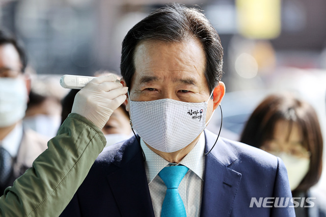 [서울=뉴시스]박영태 기자 = 정세균 국무총리가 제21대 국회의원 선거 사전투표 첫 날인 10일 오전 서울 종로구 삼청동 주민센터에 마련된 사전투표소에서 투표를 하기 전 발열체크를 하고 있다. 2020.04.10photo@newsis.com