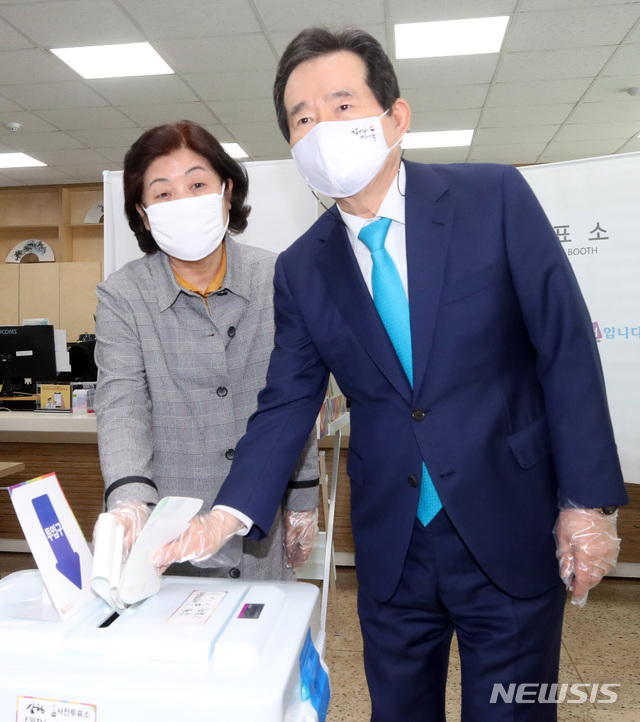 [서울=뉴시스]박영태 기자 = 정세균 국무총리와 배우자 최혜경씨가 제21대 국회의원 선거 사전투표 첫 날인 10일 오전 서울 종로구 삼청동 주민센터에 마련된 사전투표소에서 투표를 하고 있다. 2020.04.10 since1999@newsis.com