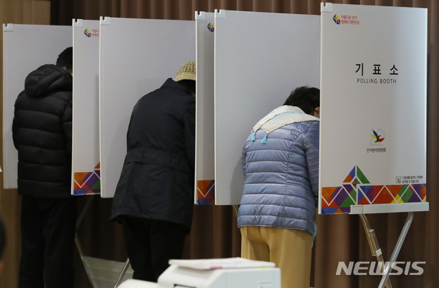 [서울=뉴시스] 조수정 기자 = 제21대 국회의원선거 사전투표일인 10일 오전 서울 여의동주민센터 사전투표소에서 유권자들이 투표하고 있다. 2020.04.10.&nbsp; chocrystal@newsis.com