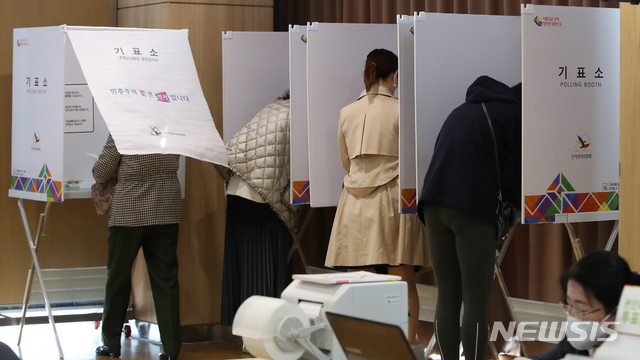 [서울=뉴시스] 조수정 기자 = 제21대 국회의원선거 사전투표일인 10일 오전 서울 여의동주민센터 사전투표소에서 유권자들이 투표하고 있다. 2020.04.10.&nbsp; chocrystal@newsis.com