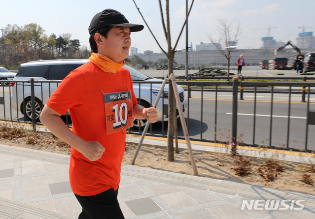 [세종=뉴시스]강종민 기자 = 희망과 통합의 천리길 국토대종주에 나선 안철수 국민의당 대표가 10일 오전 정부세종청사 앞을 지나고 있다. 2020.04.10.&nbsp; ppkjm@newsis.com