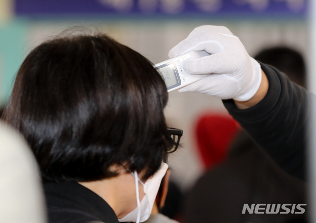 [제주=뉴시스]우장호 기자 = 제21대 국회의원 선거 사전투표 첫날인 10일 오전 제주시청 별관에 마련된 이도2동투표소에서 신종 코로나바이러스 감염증(코로나19) 예방을 위해 유권자들의 발열 체크가 이뤄지고 있다. 2020.04.10. woo1223@newsis.com