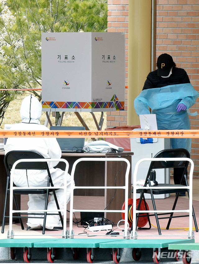 [대구=뉴시스] 이무열 기자 = 제21대 국회의원선거 사전투표가 시작된 10일 오전 신종 코로나바이러스 감염증(코로나19) 경증 환자들이 생활치료 받고 있는 중앙교육연수원에서 사전투표를 하고 있다. 2020.04.10.lmy@newsis.com