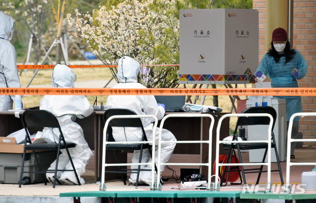 [대구=뉴시스] 이무열 기자 = 제21대 국회의원선거 사전투표가 시작된 10일 오전 신종 코로나바이러스 감염증(코로나19) 경증 환자들이 생활치료 받고 있는 중앙교육연수원에서 사전투표를 하고 있다. 2020.04.10. lmy@newsis.com 