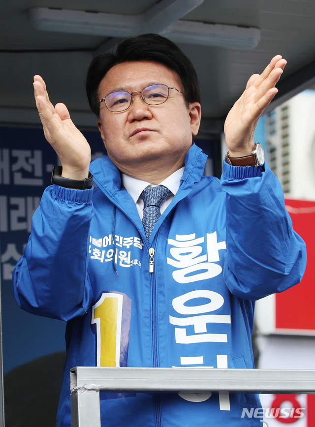 [대전=뉴시스] 김진아 기자 = 이낙연 더불어민주당 공동상임선대위원장이 10일 대전 중앙시장에서 대전 동구 장철민 후보, 중구 황운하 후보, 대덕구 박영순 후보 지원유세를 하자 황운하 후보가 박수를 치고 있다. 2020.04.10 bluesoda@newsis.com