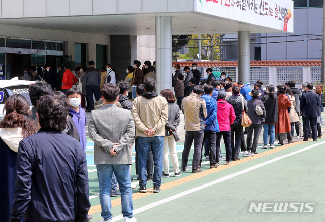 [제주=뉴시스]우장호 기자 = 제21대 국회의원 선거 사전투표 첫날인 10일 제주도의회 의원회관 1층에 마련된 연동투표소에 투표를 하려는 유권자들이 몰려 긴 줄이 형성돼 있다. 2020.04.10. woo1223@newsis.com