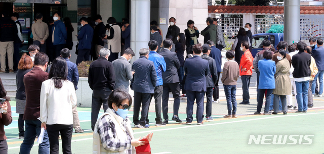 [제주=뉴시스]우장호 기자 = 제21대 국회의원 선거 사전투표 첫날인 10일 제주도의회 의원회관 1층에 마련된 연동투표소에 투표를 하려는 유권자들이 몰려 긴 줄이 형성돼 있다. 2020.04.10. woo1223@newsis.com