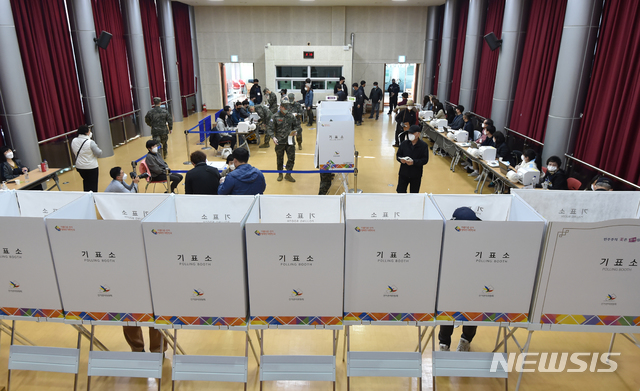 [화성=뉴시스] 김종택 기자 = 제21대 국회의원선거 사전투표 첫 날인 10일 오전 경기 화성시 향남읍 화성시자원봉사센터에 마련된 사전 투표소에서 유권자들이 투표를 하고 있다. 2020.04.10. semail3778@naver.com 