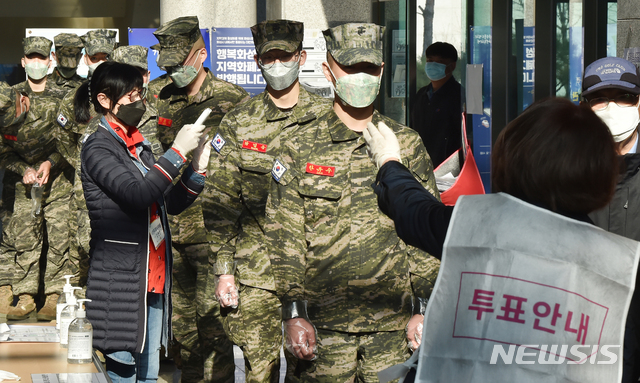 [화성=뉴시스] 김종택 기자 = 제21대 국회의원선거 사전투표 첫 날인 10일 오전 경기 화성시 향남읍 화성시자원봉사센터에 마련된 사전 투표소에서 해병대 장병들이 발열검사를 받고 있다. 2020.04.10.semail3778@naver.com