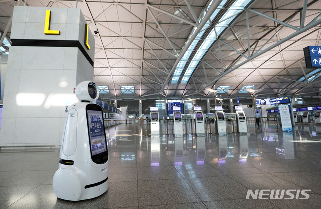 [인천공항=뉴시스] 고범준 기자 = 제21대 국회의원선거(4·15 총선) 사전투표날이며 신종 코로나바이러스 감염증(코로나19) 사태가 장기화되고 있는 10일 인천국제공항 제1터미널 출국장에 안내 로봇인 에어스타가 사전투표 관련 안내를 하고 있다. 2020.04.10.&nbsp; bjko@newsis.com