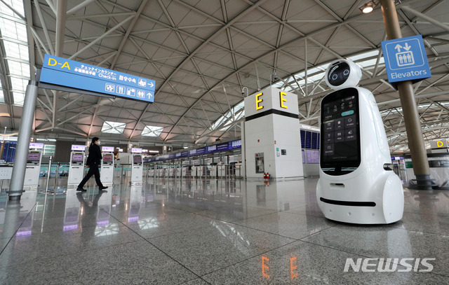 [인천공항=뉴시스] 고범준 기자 = 2020년 4월 10일 인천국제공항 제1터미널 출국장에 안내 로봇인 에어스타가 승객들을 기다리고 있다. (사진은 기사와 직접 관련 없습니다) 2020.04.10. bjko@newsis.com