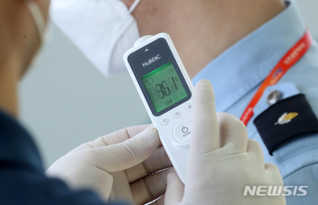 [인천공항=뉴시스] 고범준 기자 = 제21대 국회의원선거(4·15 총선) 사전투표가 실시된 10일 인천국제공항 제2터미널 출국장에 설치된 사전투표소에서 유권자들이 체온을 측정하고 있다. 2020.04.10.&nbsp; bjko@newsis.com