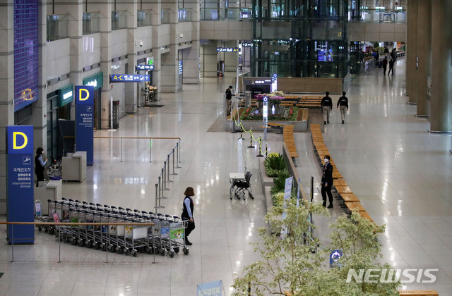 [인천공항=뉴시스] 고범준 기자 = 제21대 국회의원선거(4·15 총선) 사전투표날이며 신종 코로나바이러스 감염증(코로나19) 사태가 장기화되고 있는 10일 인천국제공항 제1터미널 입국장이 한산한 모습을 보이고 있다. 2020.04.10. bjko@newsis.com