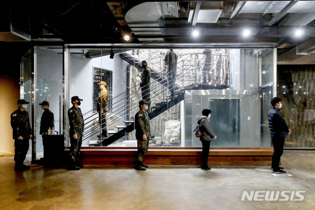 [서울=뉴시스]김병문 기자 = 제21대 국회의원 선거 사전투표 시작일인 10일 오전 서울 종로구 석파랑 갤러리 신관에 마련된 부암동 사전투표소에서 유권자들이 사회적 거리두기를 유지하며 줄을 서고 있다. 사전투표는 선거 당일 투표가 어려운 선거인이 별도의 신고 없이 사전투표 기간 동안 전국 어느 사전투표소에서나 투표할 수 있는 제도로 오늘부터 11일까지 진행된다. 2020.04.10. dadazon@newsis.com