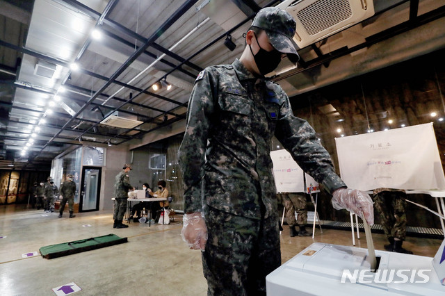 [서울=뉴시스]김병문 기자 = 제21대 국회의원 선거 사전투표 시작일인 10일 오전 서울 종로구 석파랑 갤러리 신관에 마련된 부암동 사전투표소에서 군인 유권자들이 투표하고 있다. 사전투표는 선거 당일 투표가 어려운 선거인이 별도의 신고 없이 사전투표 기간 동안 전국 어느 사전투표소에서나 투표할 수 있는 제도로 오늘부터 11일까지 진행된다. 2020.04.10. dadazon@newsis.com