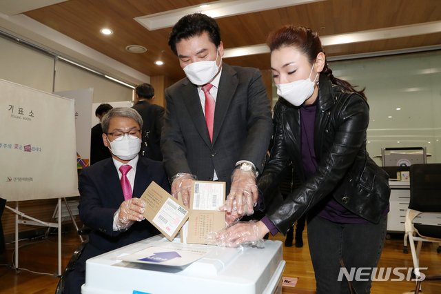 [서울=뉴시스] 조수정 기자 = 미래한국당 원유철 대표와 비례 4번 이종성, 비례11번 김예지 후보 등이 10일 오전 서울 여의동주민센터 사전투표소에서 제21대 국회의원선거 사전투표를 하고 있다. 2020.04.10. photo@newsis.com