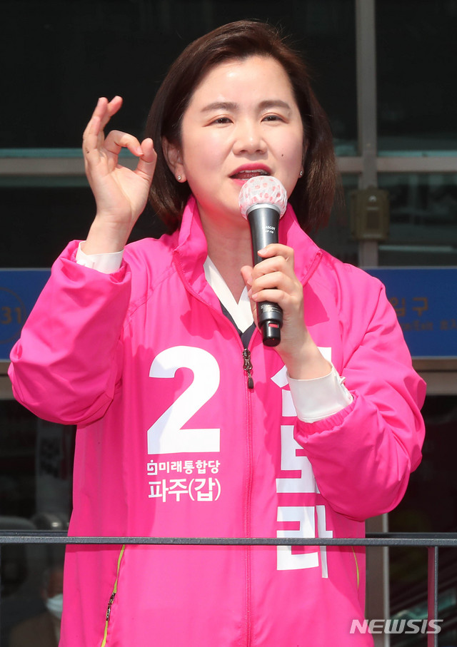 [파주=뉴시스] 장세영 기자 = 제21대 총선 경기 파주시갑 신보라 미래통합당 후보자가 10일 경기도 파주시 금촌역 앞에서 열린 미래통합당 파주시 지역 합동유세에서 미래통합당 지지를 호소하고 있다. 2020.04.10. photothink@newsis.com