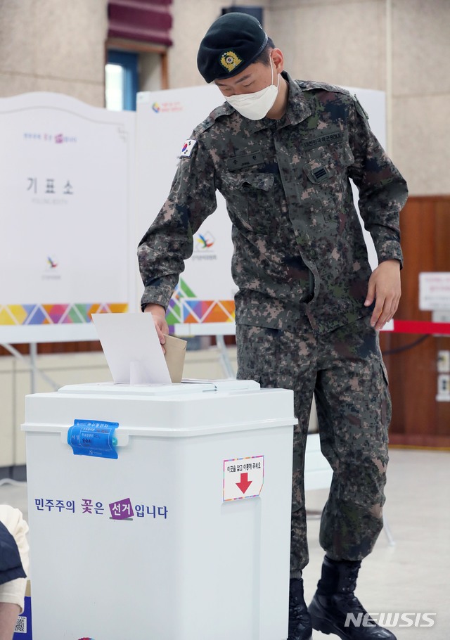 [서울=뉴시스]10일 경기도 과천시 갈현동 문화교육센터에 마련된 사전투표소에서 군 장병이 제21대 국회의원선거 사전투표를 하고 있다. (사진=국방일보 제공) 2020.04.10.&nbsp; photo@newsis.com