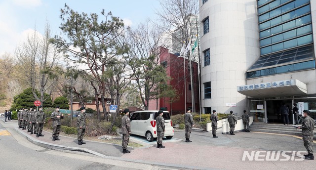 [서울=뉴시스]10일 경기도 과천시 갈현동 문화교육센터에 마련된 사전투표소에서 군 장병이 제21대 국회의원선거 사전투표를 하기 위해 사회적 거리두기를 하고 있다. (사진=국방일보 제공) 2020.04.10.&nbsp; photo@newsis.com